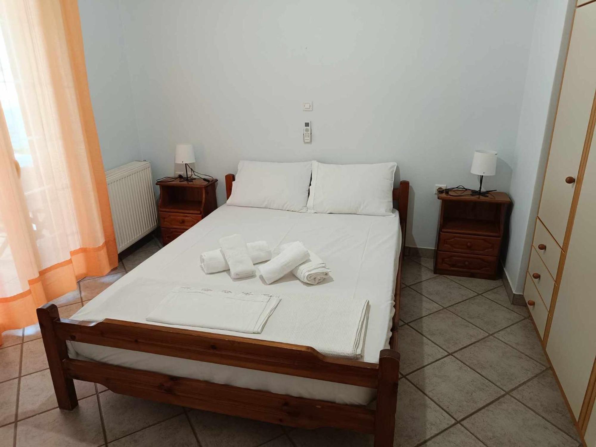 Athina Rooms Karvounades ภายนอก รูปภาพ